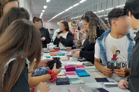 Jovens do programa em visita técnica.