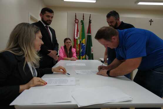 Assinatura de documento.