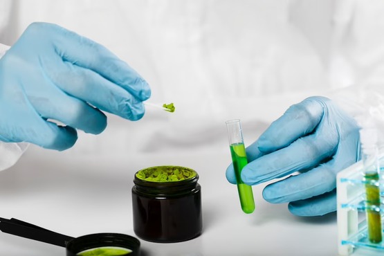 Pessoa utilizando equipamentos de química.