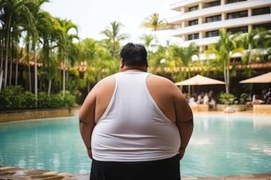 Homem em frente a piscina.