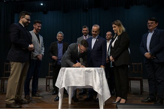 Assinatura de documento.