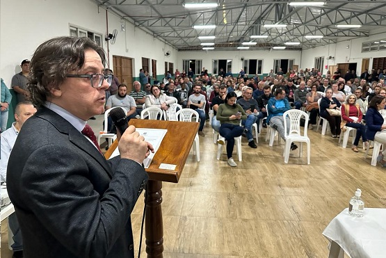 Desembargador Selso de Oliveira fala em solenidade do programa Lar Legal.