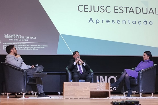 Aula inaugural em universidade de Chapecó.