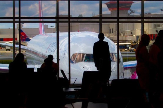 Avião estacionado em aeroporto.