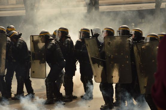 Policiais com equipamentos de combate.