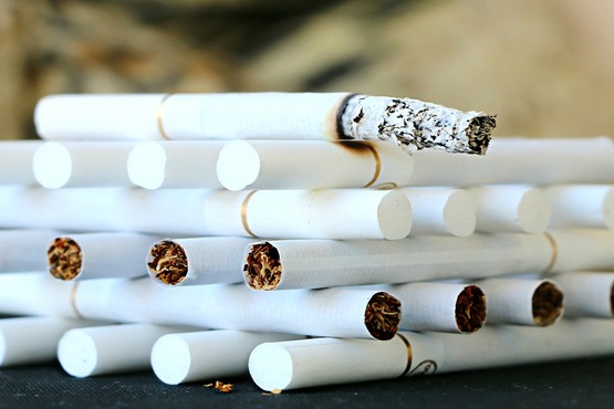 Pilha de cigarros.
