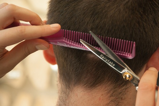 Corte de cabelo.