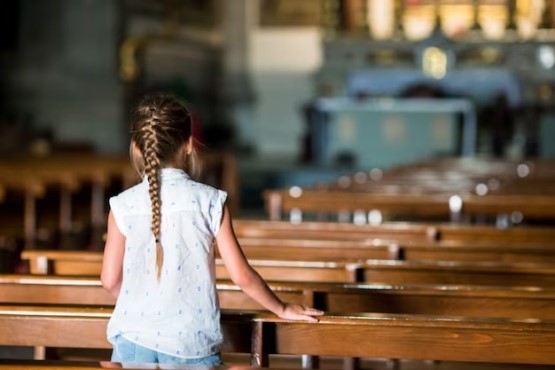 Criança de costas em igreja.