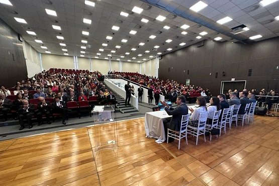 Cerimônia de homenagem ao programa Novos Caminhos.