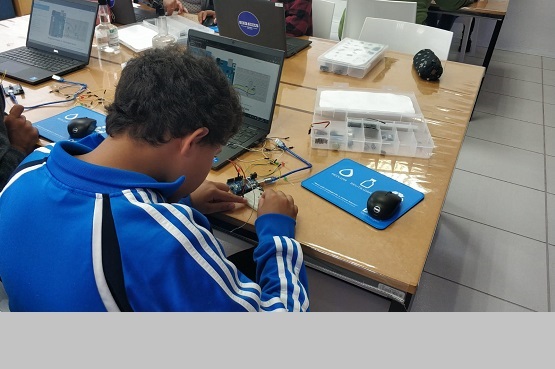 Adolescente mexe com tecnologia.