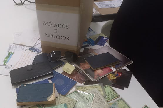 Caixa e objetos do Achados e Perdidos.