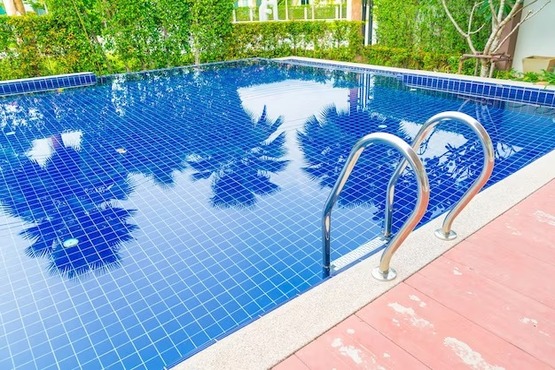 Piscina de azulejos.
