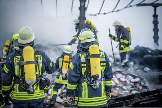 Bombeiros em pós incêndio.