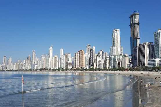 Praia e prédios ao fundo.