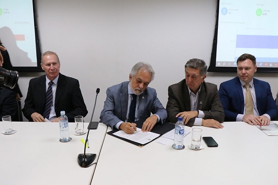 Presidente do TJSC assina documento.