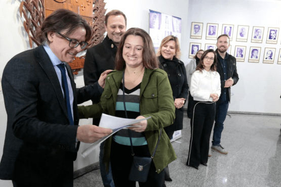 Entrega de títulos de propriedade.