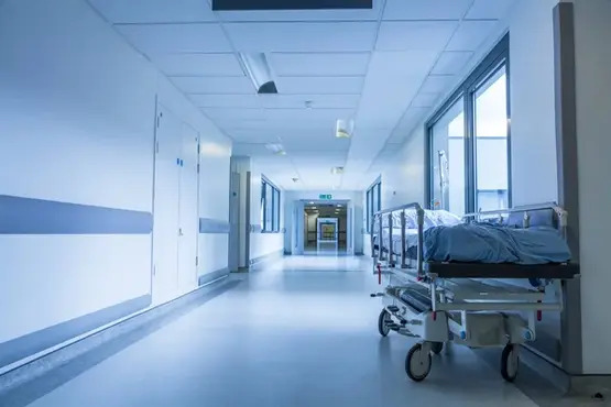 Corredor de hospital.