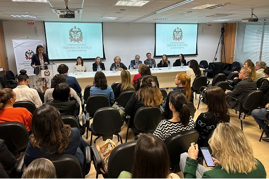 Ação de conscientização pelo fim da violência contra as mulheres.