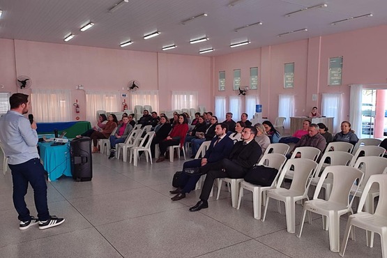 Palestra em salão do Clube do Idoso de Campo Alegre.