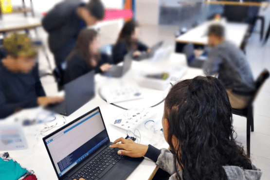 Estudantes em oficina.