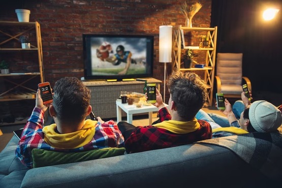 Jovens assistindo televisão.