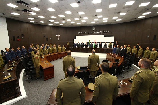 Cerimônia de formatura no Tribunal Pleno.