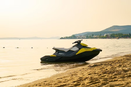 Jet ski parado na praia.