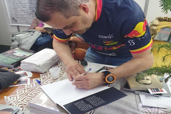Técnico judiciário Luiz Alberto Cavalcanti Filho assinando livro.