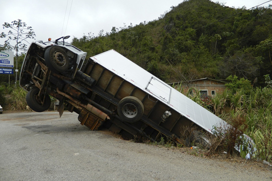 Caminhão tombado.
