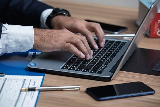 Homem utilizando notebook.