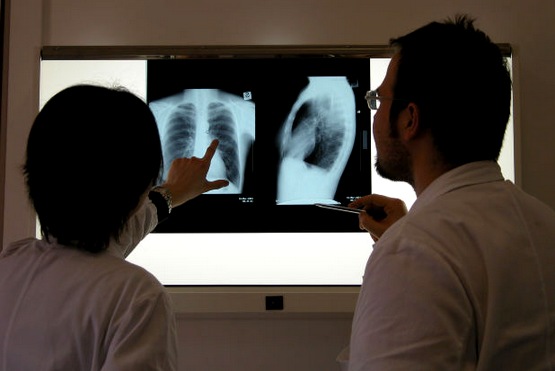 Médicos analisam raio-x.