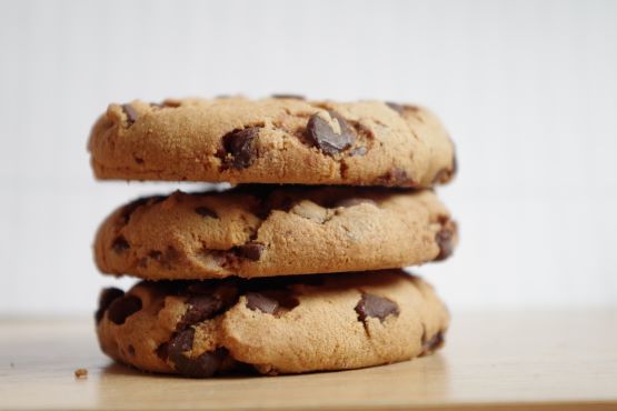 Três cookies empilhados.