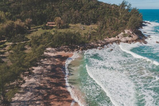 Vista aérea de praia.
