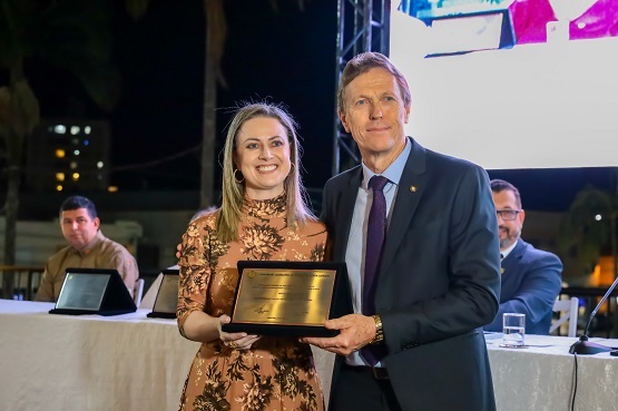 Juíza Karen Guollo recebendo homenagem.