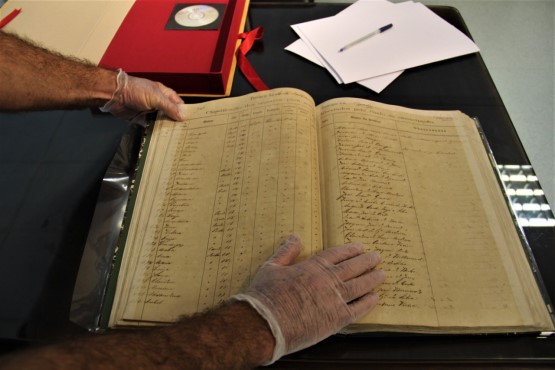 Livro de registros antigos.