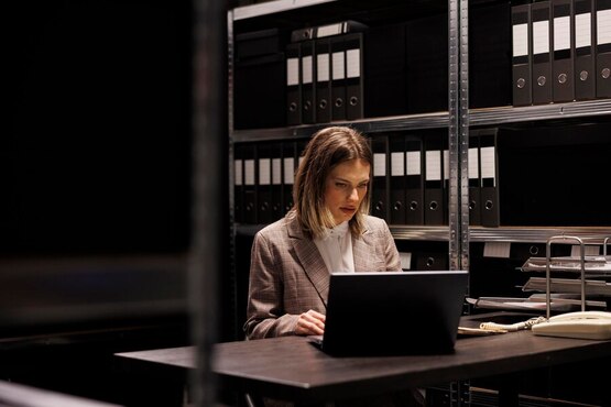 Mulher utilizando computador.