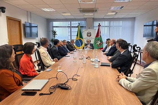 Autoridades reunidas para discutir o convênio.