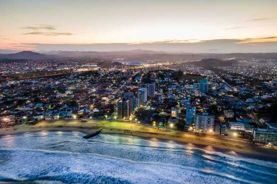 Vista aérea de praia.