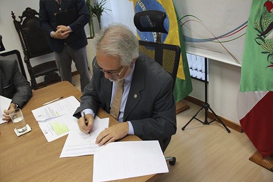 Assinatura de documento.