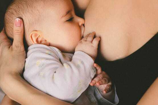 Mulher amamentando.