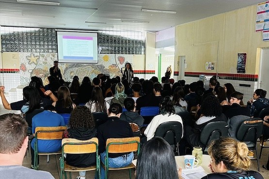 Alunos assistem palestra.