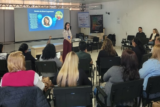 Palestra sobre comunicação não-violenta.
