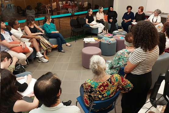 Grupo de mulheres reunidas.