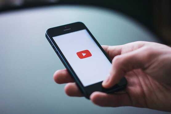 Celular com a logo do Youtube.