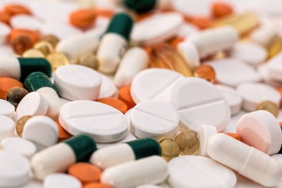 Pílulas e capsulas de medicamentos.