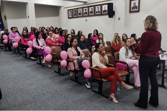 Mulheres em palestra do Outubro Rosa.