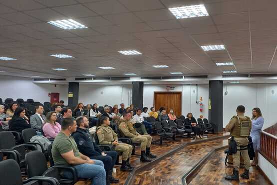 Encontro no auditório do Tribunal do Júri da comarca de Joinville.Encontro no auditório do Tribunal do Júri da comarca de Joinville.