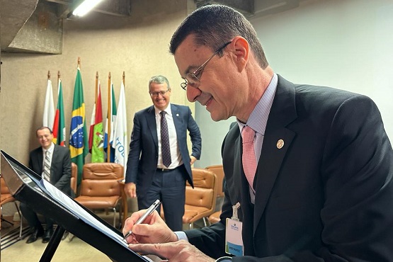 Assinatura de documento.