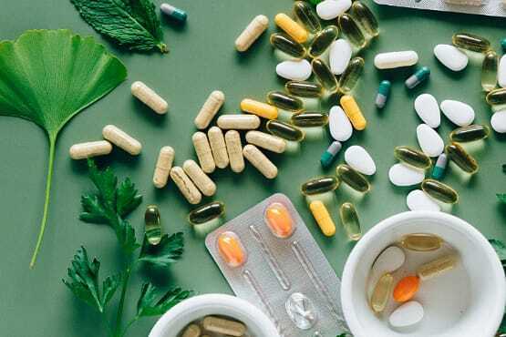Pílulas e capsulas de medicamentos.