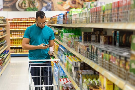 Homem em supermercado.